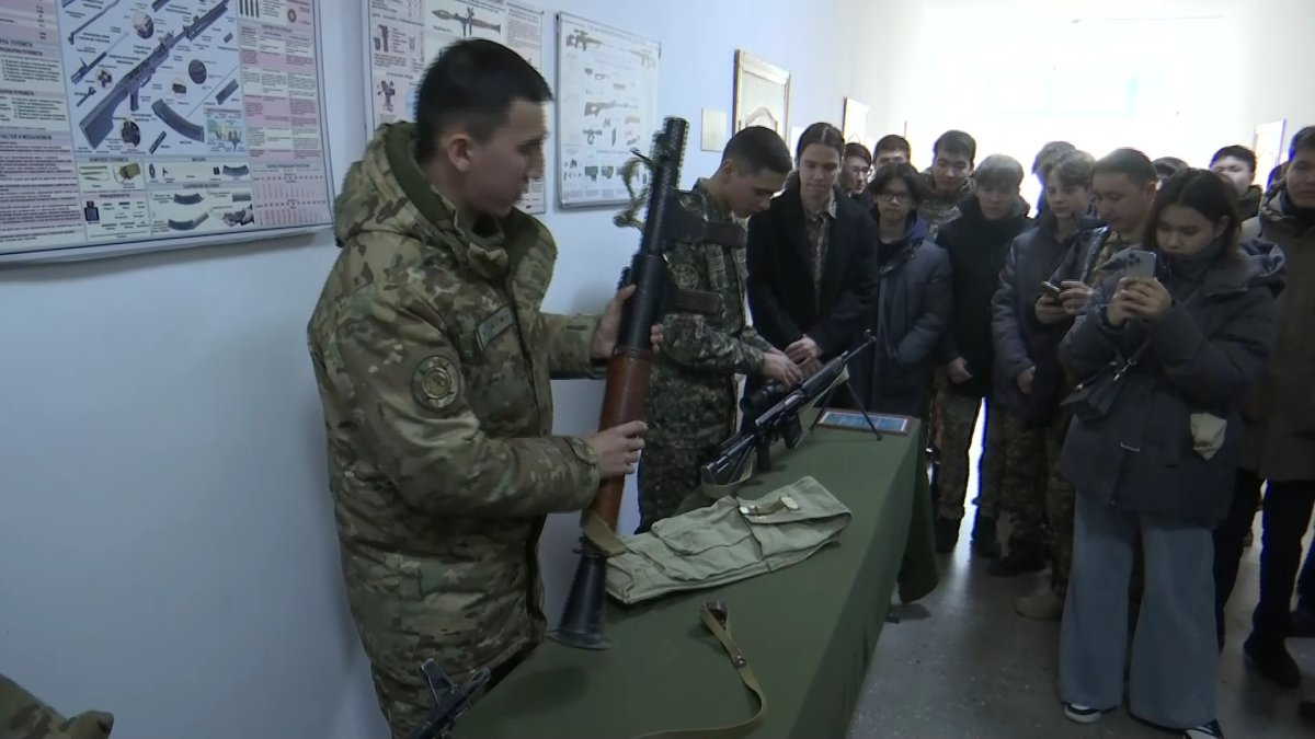 Экскурсию в воинскую часть организовали для актюбинских школьников активисты молодёжного крыла «Жастар рухы»