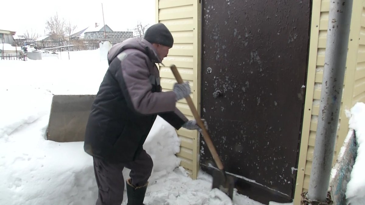 В городе Абай  активисты партии «AMANAT» помогли пожилым людям очистить дворы от снега