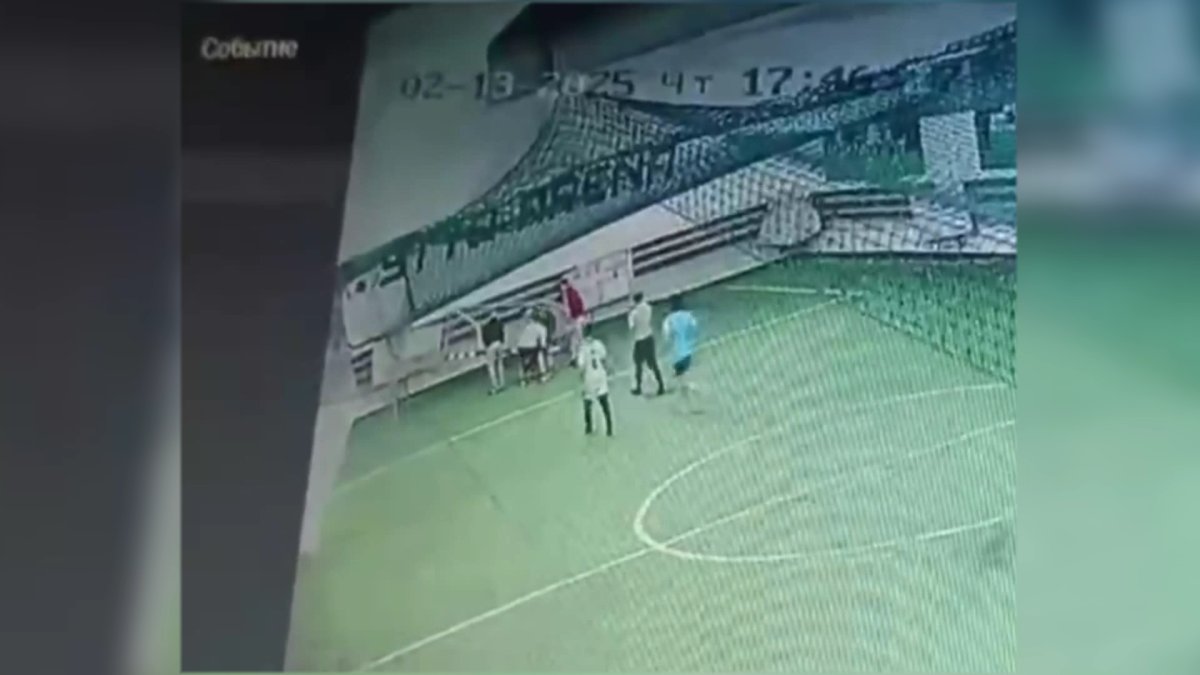 Молодого парня в Астане придавило футбольными воротами