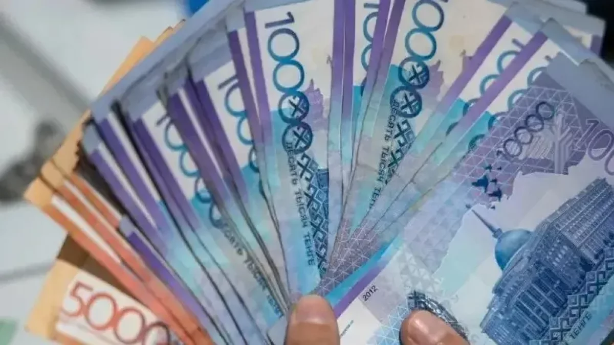 Атырауда алаяқтық бабымен сотталған экс-полицейге ірі көлемде айыппұл салынды