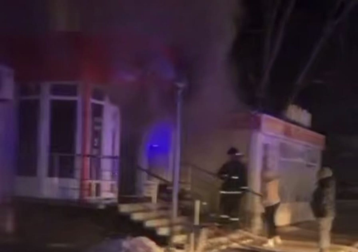 25 человек эвакуировали из горящего дома в Костанае