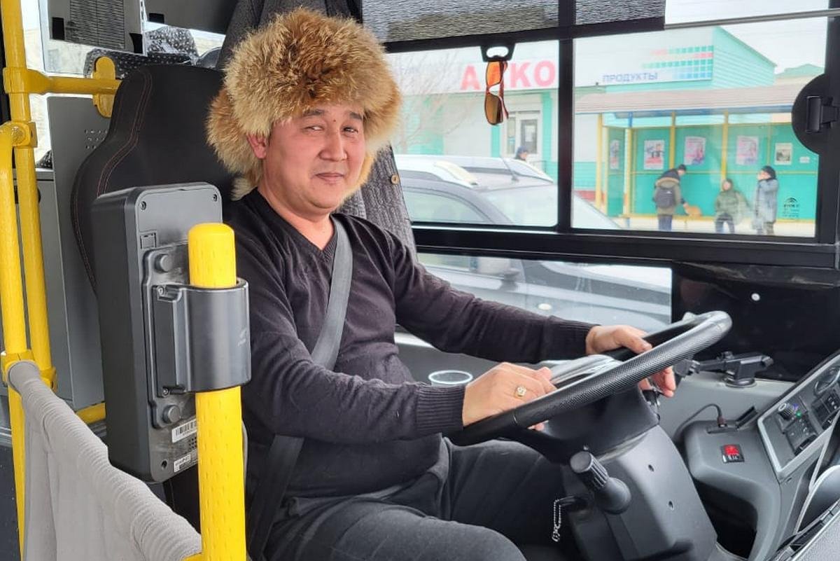 Водитель автобуса из Актау придумал, как отвлечь пассажиров от смартфонов