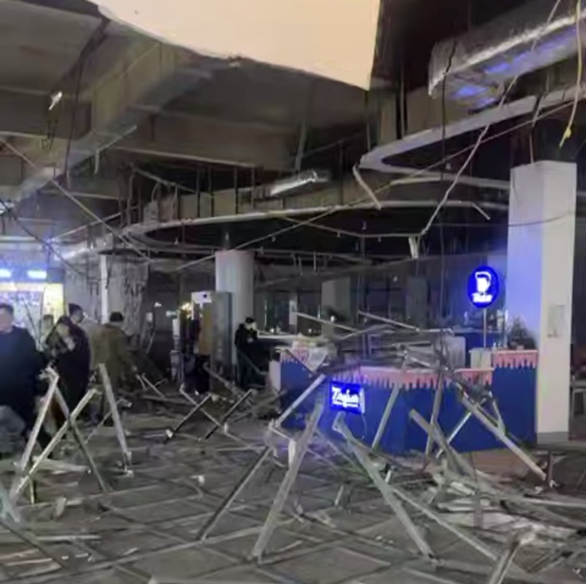 Пять человек, в том числе дети, пострадали при обрушении потолка в торговом доме Экибастуза