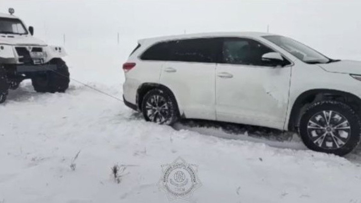 Ақтөбеде жеңіл көлік қар құрсауында қалып қойды