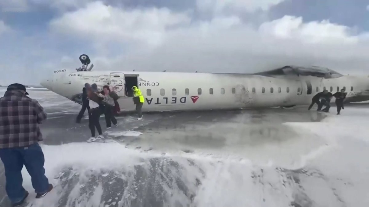 Перевернулся самолёт в Канаде – пострадало 18 человек