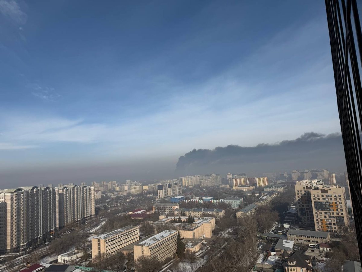 Огонь охватил 3000 квадратных метров склада в Алматы (ВИДЕО)