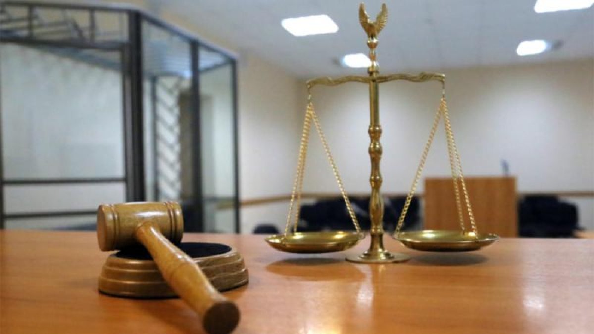 “Өзімді қорғадым“: кісі өлімі үшін сотталған қазақстандық сот залында босатылды