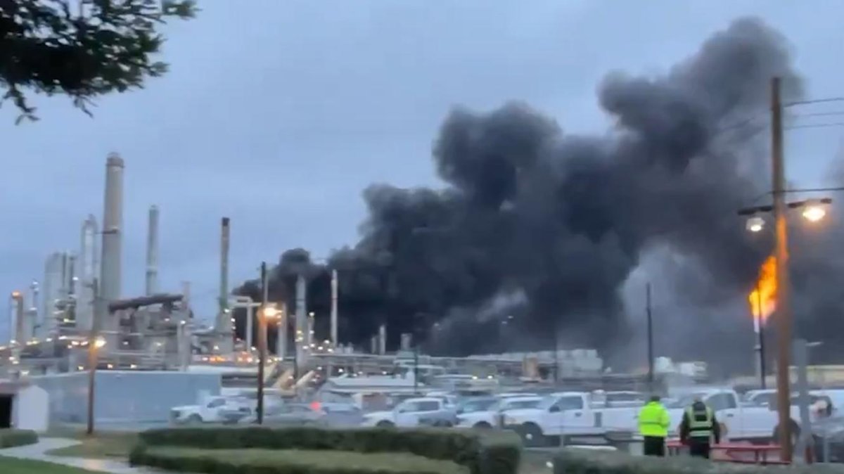 На нефтеперерабатывающем заводе в Калифорнии произошел пожар