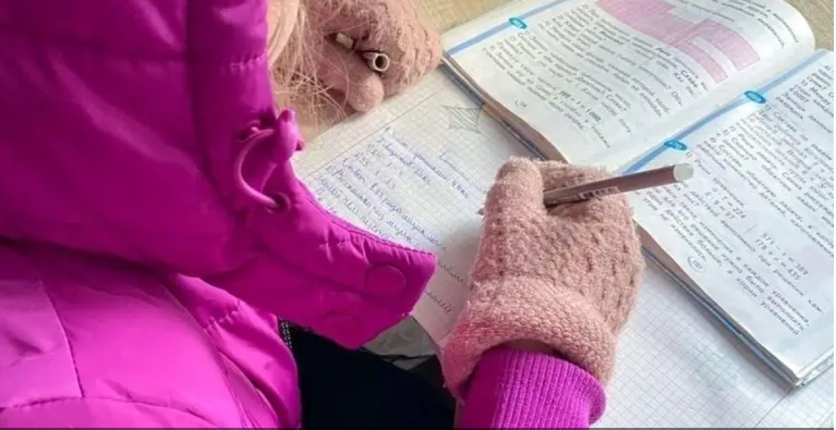 Ученики одной из школ Актау сидят на занятиях в куртках