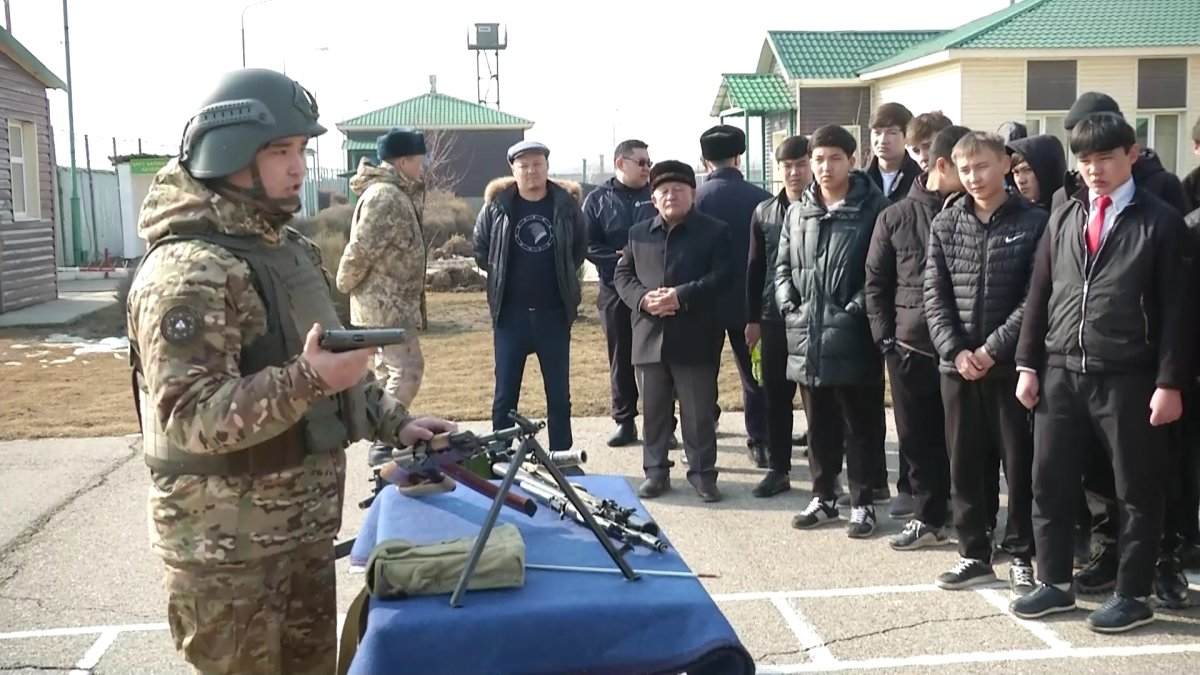 Оралдық жастар арнайы жасақ қызметкерімен кездесті