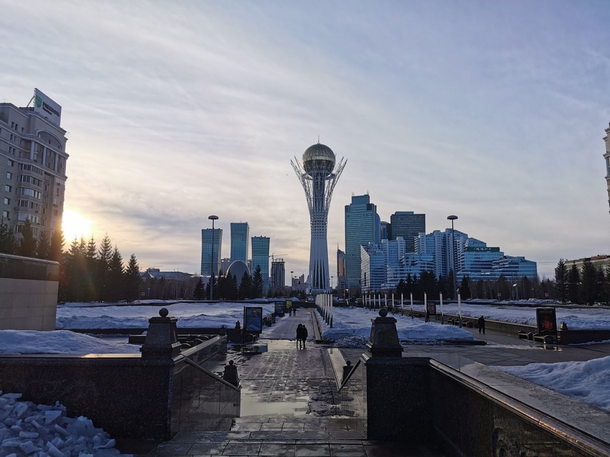 Жителей и гостей Астаны акимат призывает не приближаться к городским зданиям