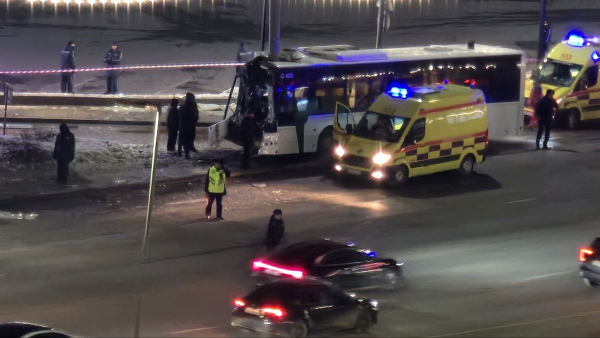 Пассажирский автобус врезался в столб в Астане