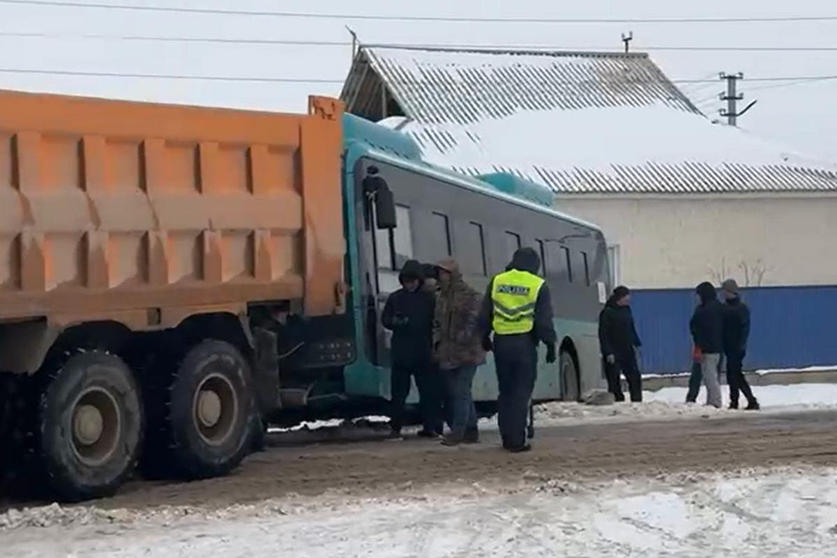 Пассажирский автобус слетел с дороги близ Актау