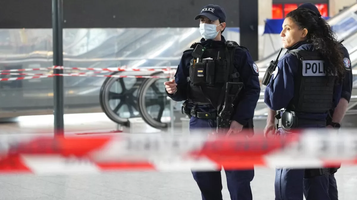 Один полицейский погиб и четверо ранены при нападении алжирца во Франции