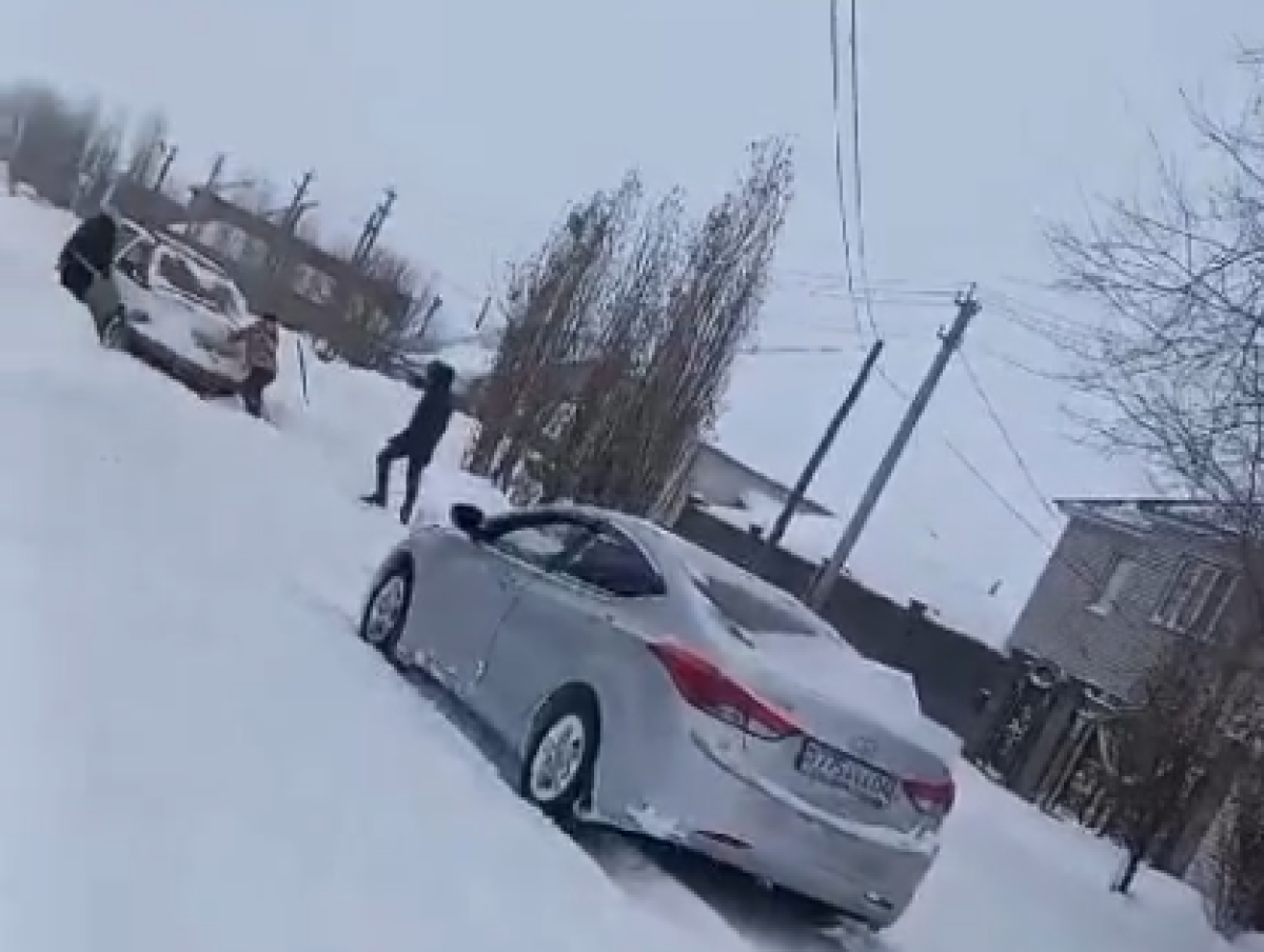 Снегопад бушует в Актобе: люди сами нанимают технику для расчистки снега