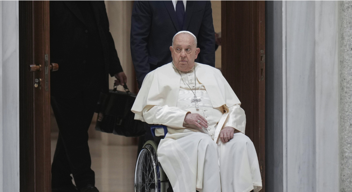 Ватикан сообщил о критическом состоянии Папы Римского