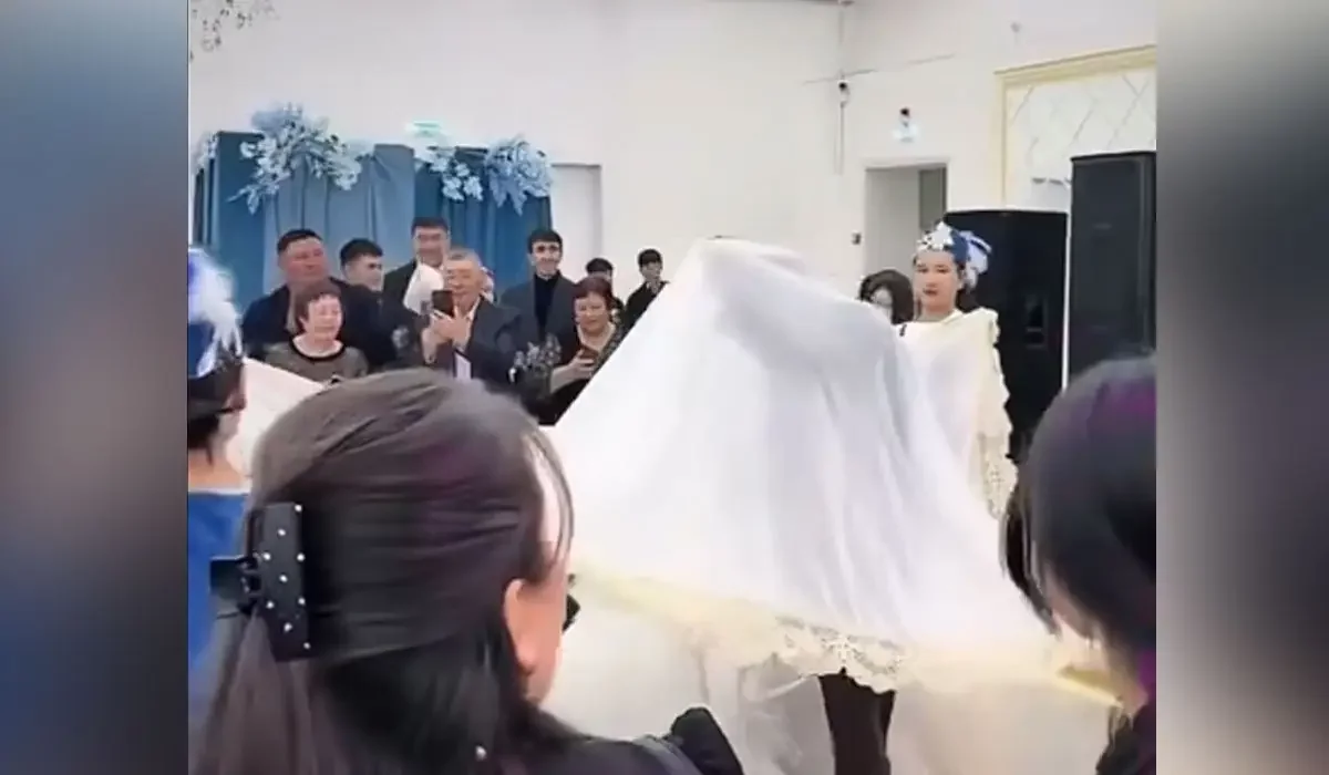 Беташарда қалыңдығымен бірге ақ орамалдың астына кіріп кеткен жігіт күлкіге қалды