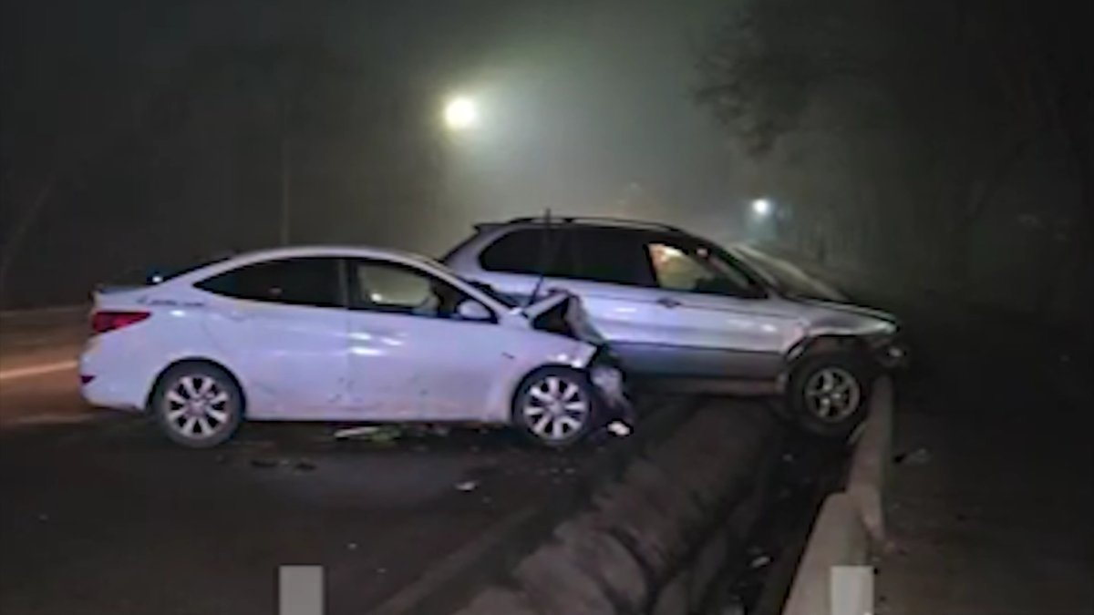 Алматыда екі көлік соғысып, бір жүргізуші  қашып кеткен