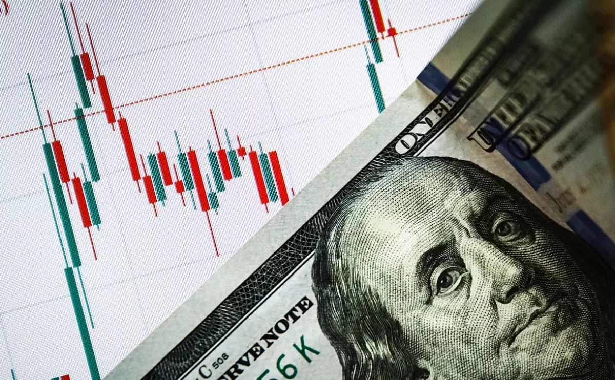 Курс доллара вновь опустился ниже 500 тенге: курс валют на 25 февраля