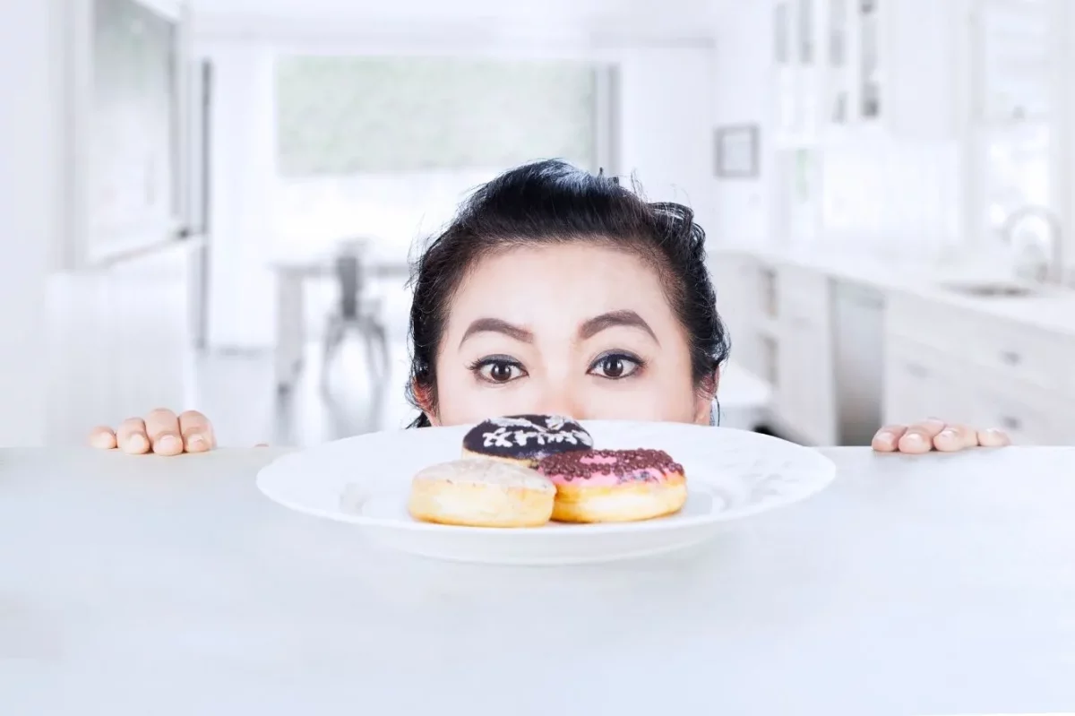 Почему даже после сытного обеда хочется сладкого, выяснили учёные