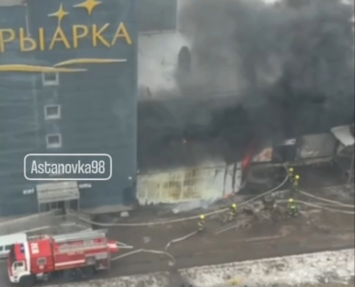 Крупный ТРЦ горит в Астане