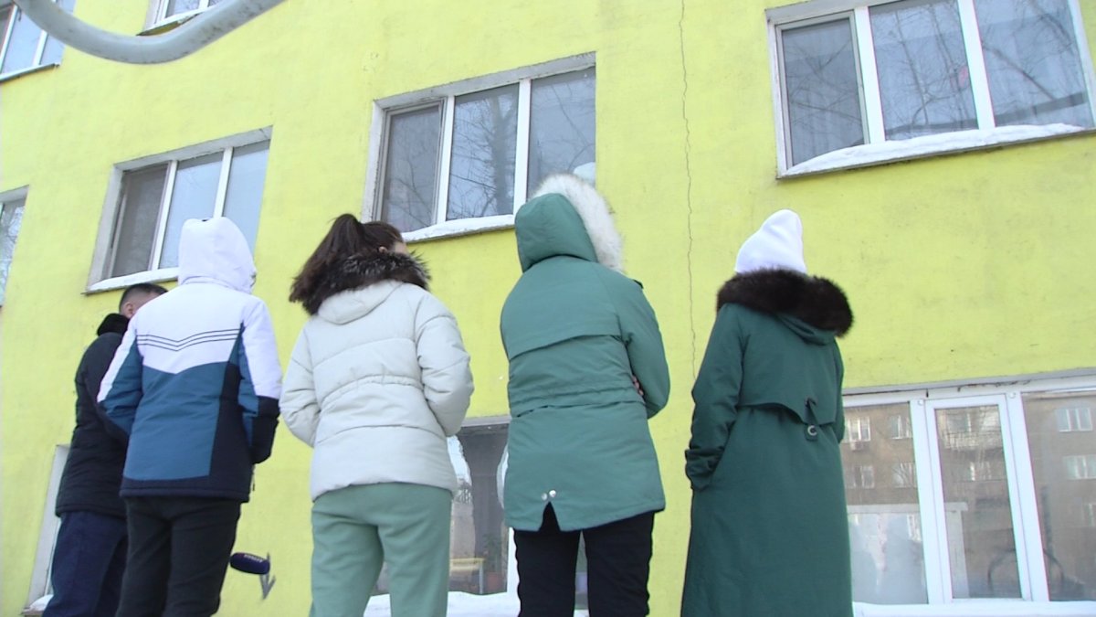 Елордада ескі вокзал маңындағы көпқабатты үй қирауға шақ тұр