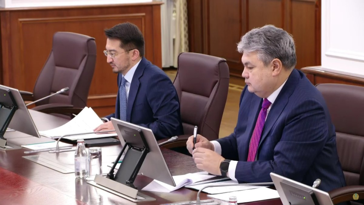 "Мемлекеттік аппараттағы артық адамдарды қысқарту керек", – О.Бектенов