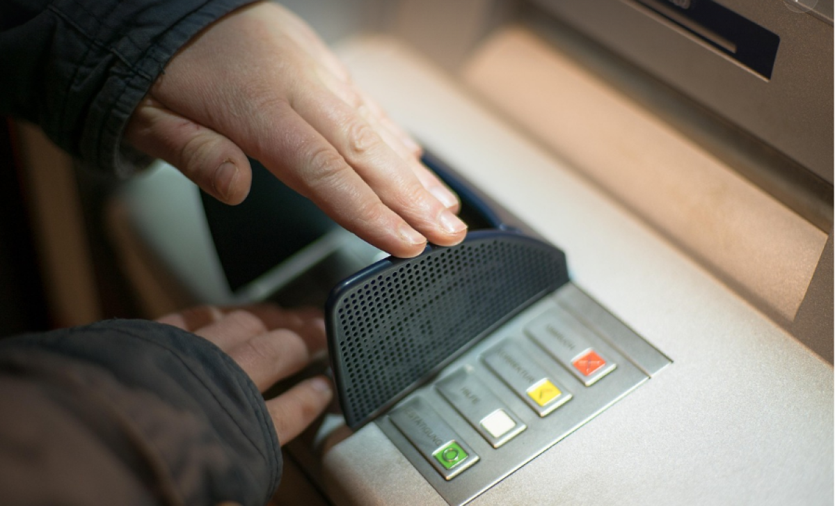 Сотрудников банка в ЗКО подозревают в помощи мошенникам