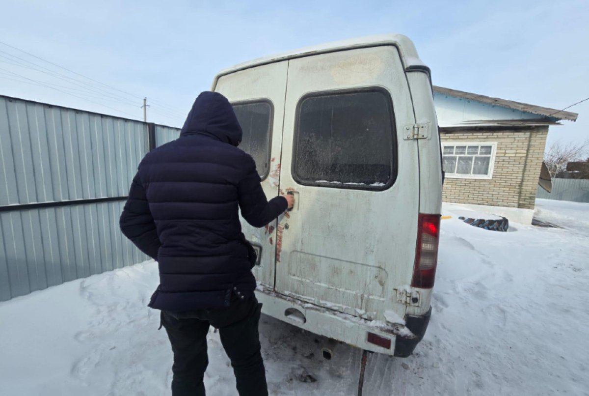 Барсетку с 1,4 млн тенге украли из машины в Костанайской области
