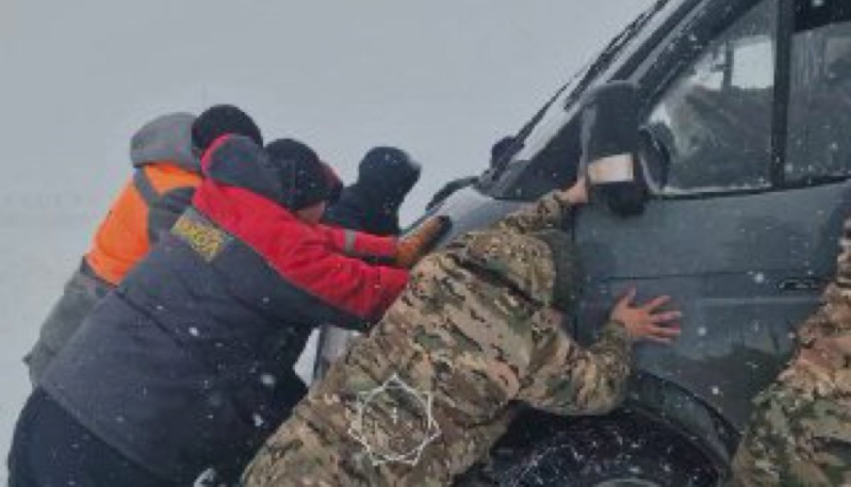 Небывалый снежный апокалипсис в Мангистау: 70 машин отбуксировали спасатели на трассе между Актау и аэропортом
