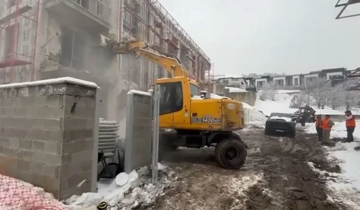 Алматыда заңсыз салынған үш қабатты ғимарат бұзылып жатыр