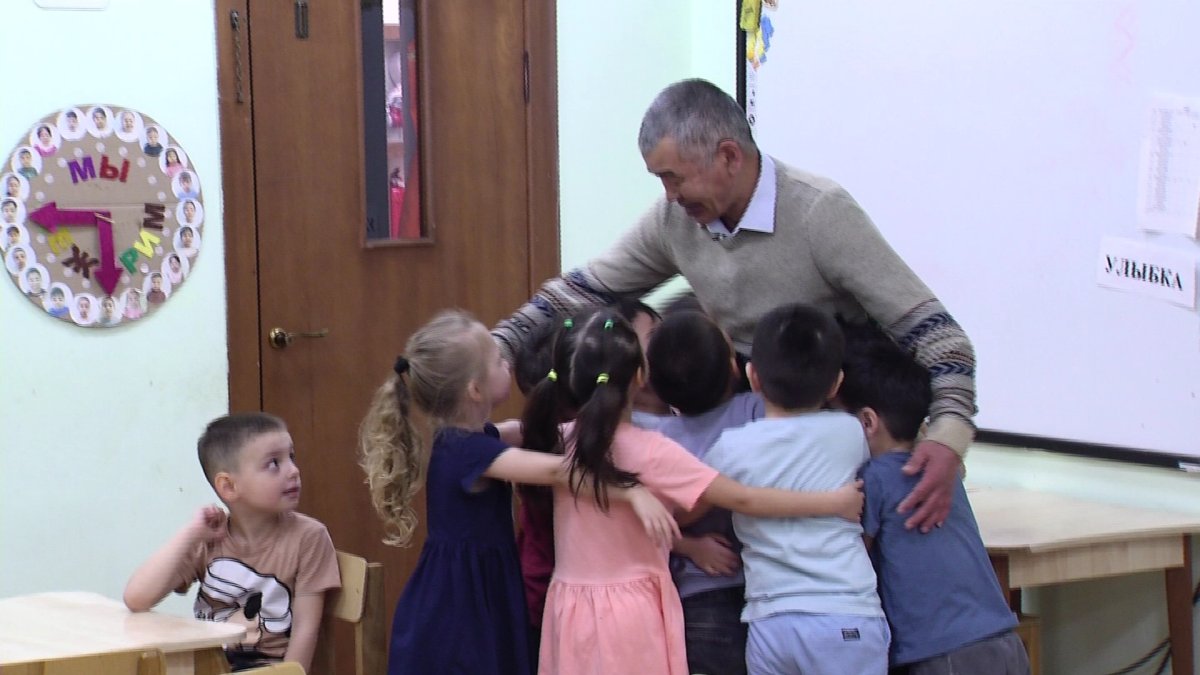 Елордадағы балабақшалардың бірінде күзетші болып жұмыс істейтін Батырбек Бисеновті бүлдіршіндер ерекше жақсы көреді