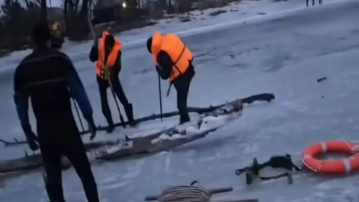 Оралда өзенге батып кеткен көліктен екі ер адамның денесі табылды