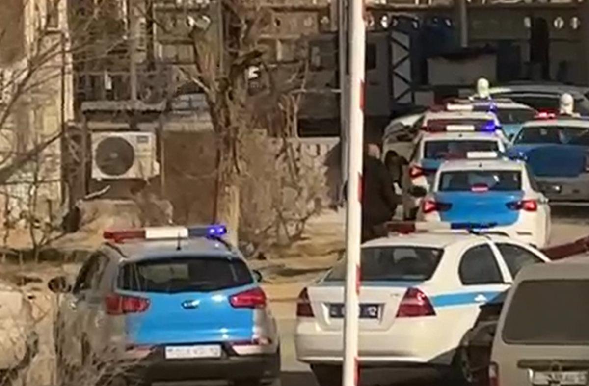 Более десятка патрульных машин прибыло на вызов о суициде в Актау