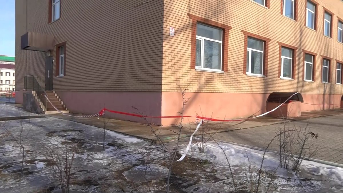 Оралда жаңа мектептің қабырғасы үгіліп жатыр