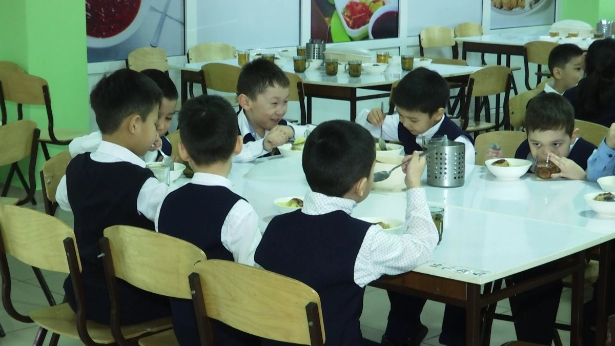 "Балаларға көгерген нан берген": Қызылжарда ата-аналар мектеп асханасының жұмысына наразы