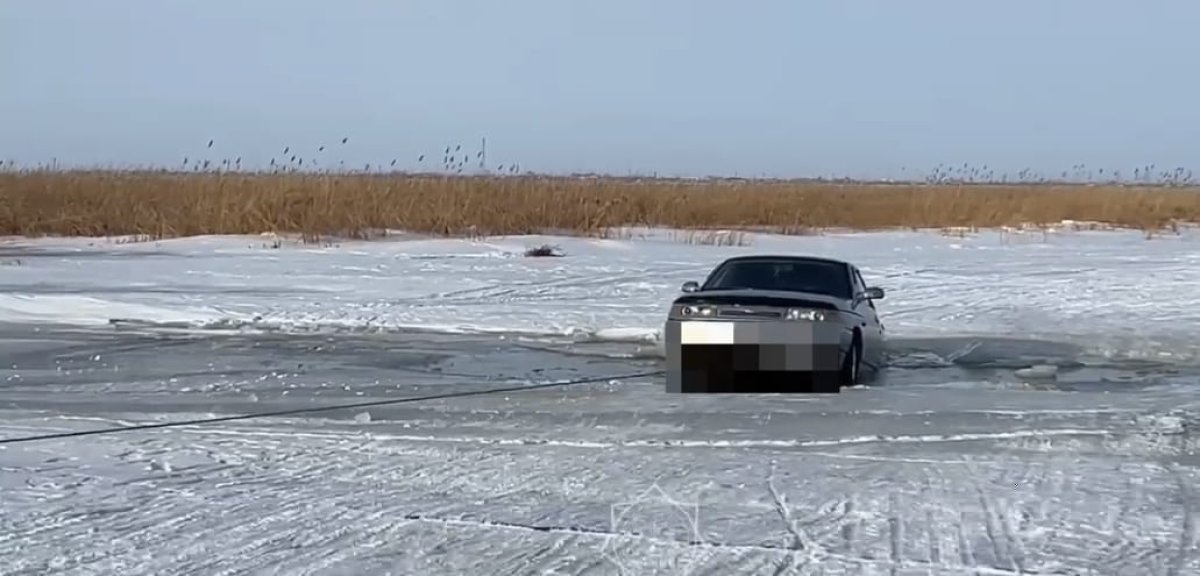 Трое костанайцев едва не утонули в авто на озере Кайбагор