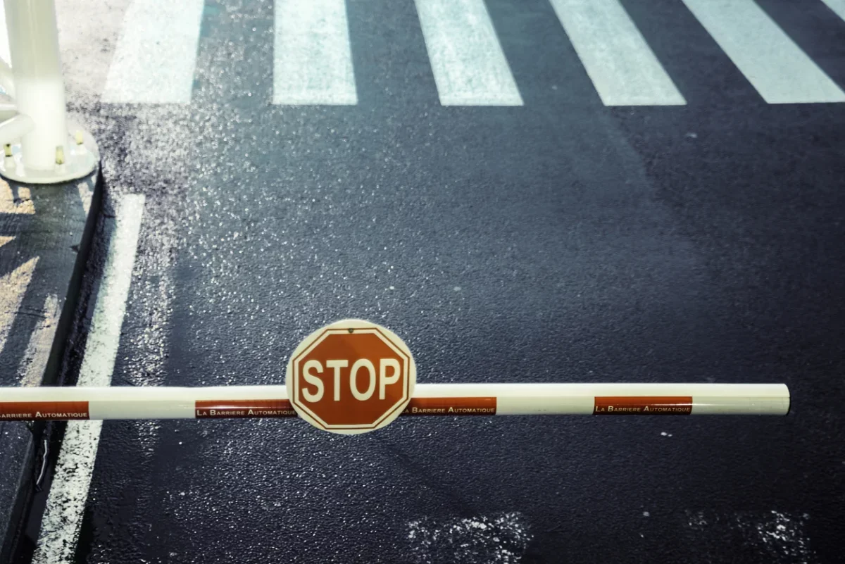 Астана тұрғыны шлагбаумды сындырғаны үшін сотқа тартылды