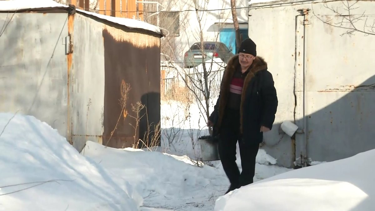 "Таскаем ведра с углем на 2 этаж": жители более 40 домов в Сарани топят печи в квартирах