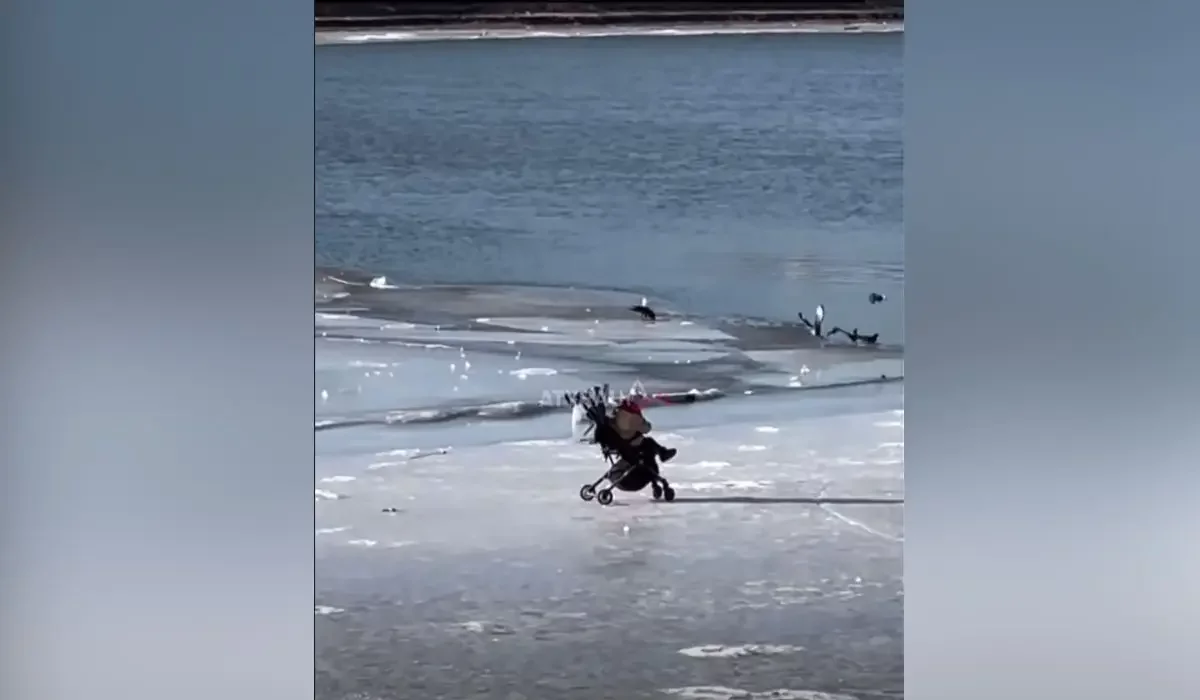 Оралда ер адам баласын арбасымен бірге еріп жатқан өзеннің үстіне апарып тастаған