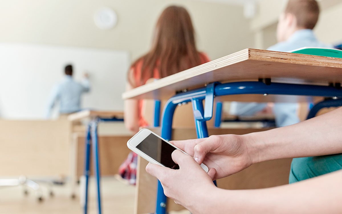 Мектепте смартфон ұстауға тыйым салынды