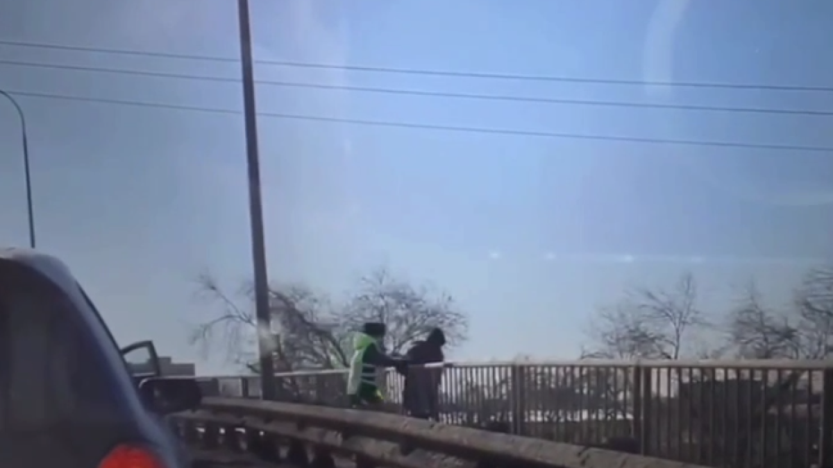 Оралда бойжеткен көпірден секірмек болған