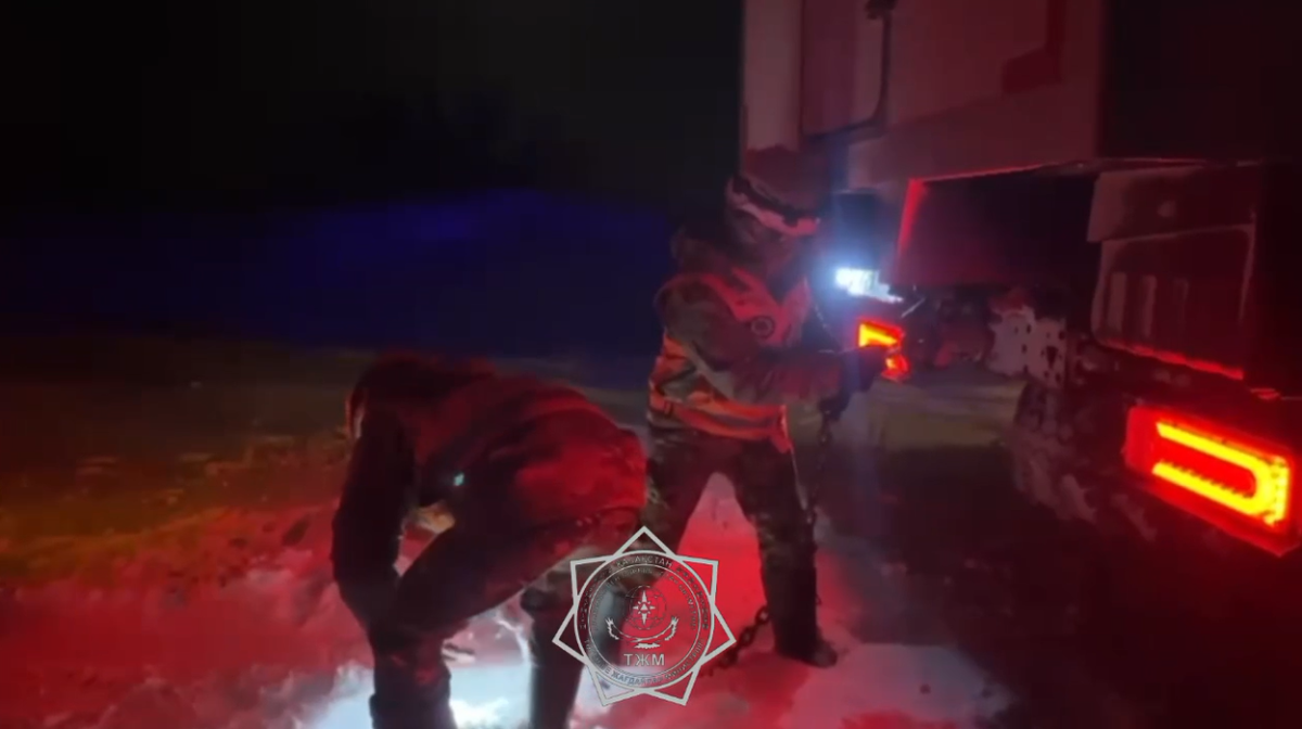 Несколько легковых авто и грузовая машина застряли на трассе в Актюбинской области