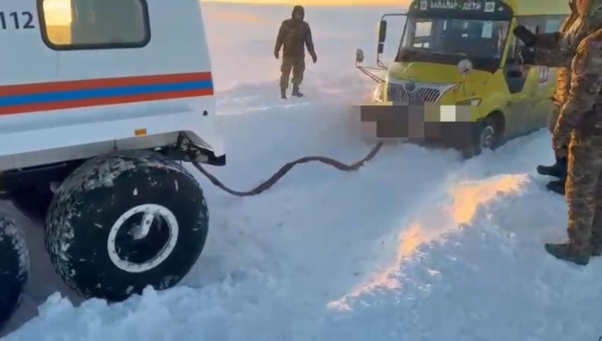 Два автобуса с детьми застряли на трассе в Костанайской области