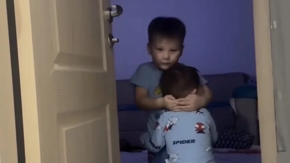 «Ініме неге ұрса бересің»: ағасының бауырына қамқорлығы жұрттың жүрегін елжіретті