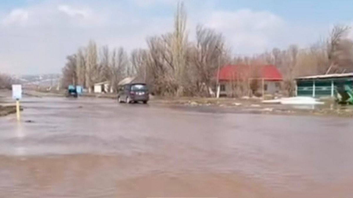 Жуалыда не жағдай: бір ауылда көше бойын бойлай су ақты