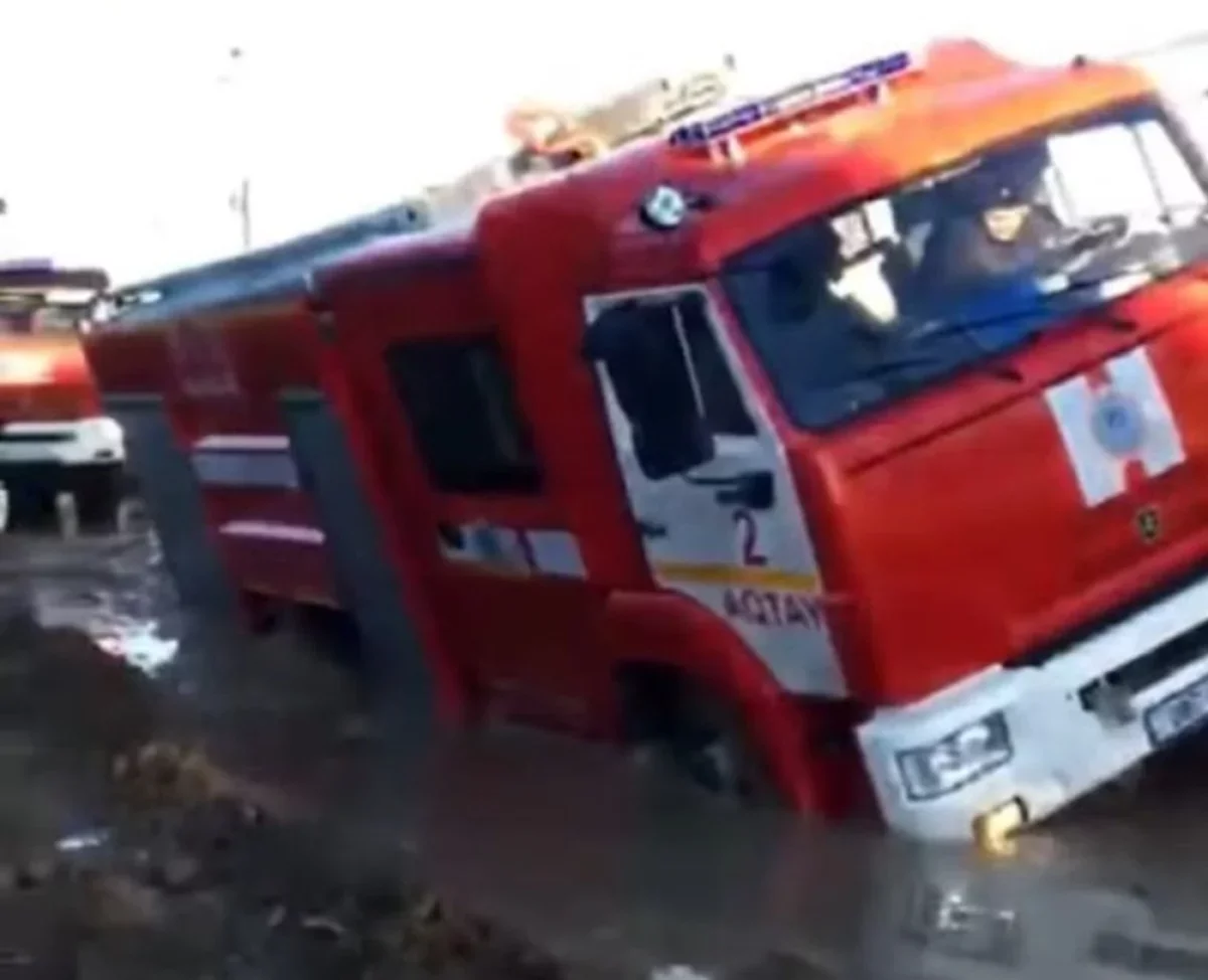 Пожарная машина застряла в грязи в селе Мангистауской области
