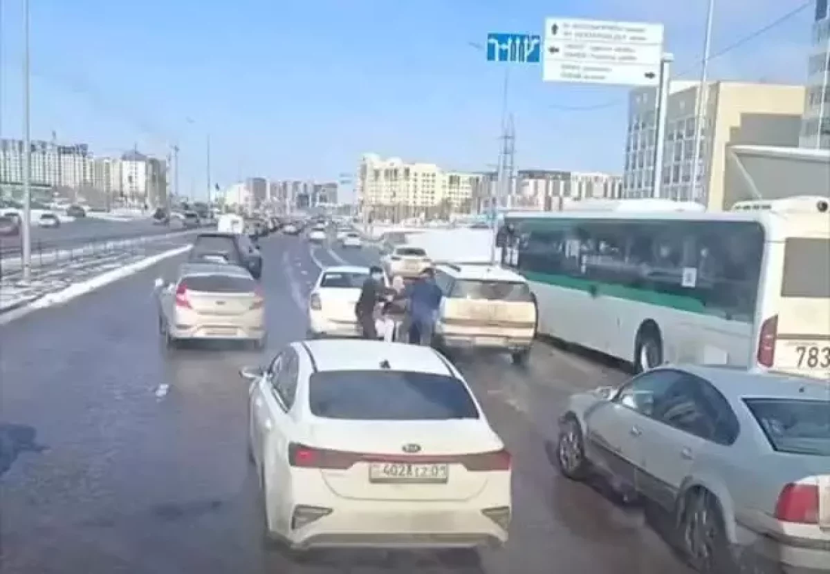Астанада жүргізушілер жолда төбелес шығарды