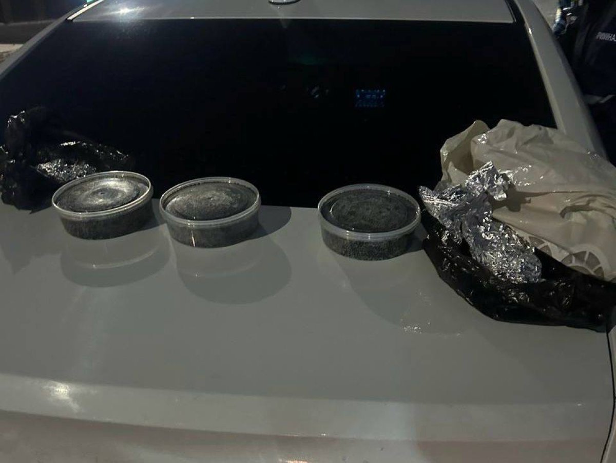 Атырауда полиция 1,5 келі бекіре уылдырығын тасымалдаған күдіктіні ұстады