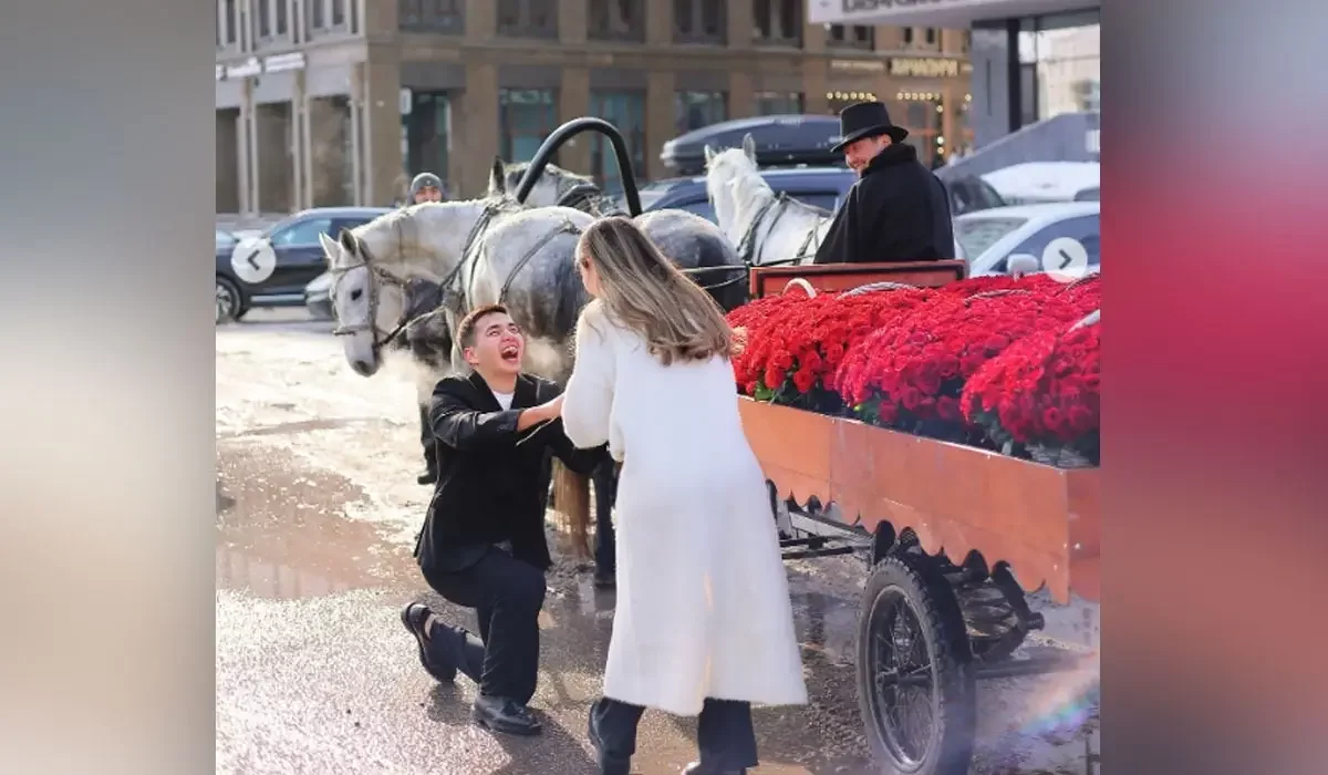 Үш баласы бар: атышулы блогер әйеліне 12 жылдан кейін барып үйлену туралы ұсыныс жасады